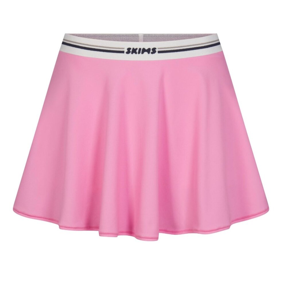 NWT Skims FITS EVERYBODY LOGO SKORT | PINK ON A MODEL FRONT VIEW FITS EVERYBODY